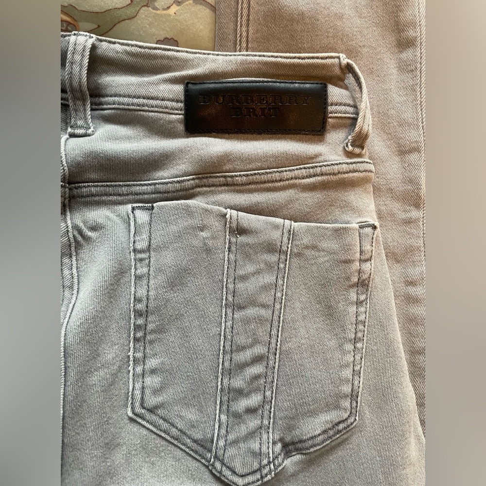 Women’s Bexton Burberry skinny jeans with zippers!